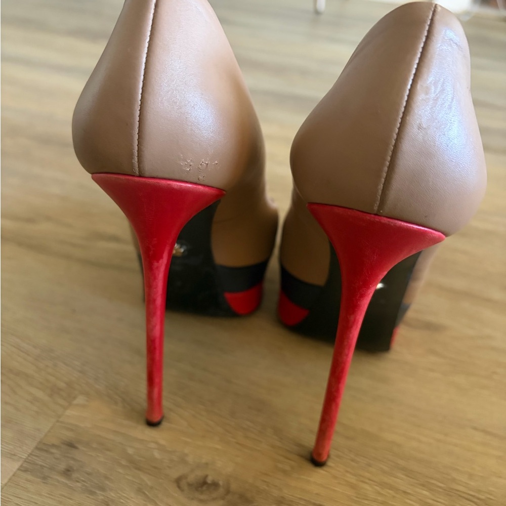 Versace Beige Leather Medusa Platform Pumps with Black and Red Accents - Picture 3 of 4